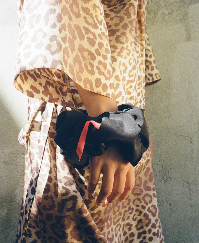 BLACK SILK SCRUNCHIE