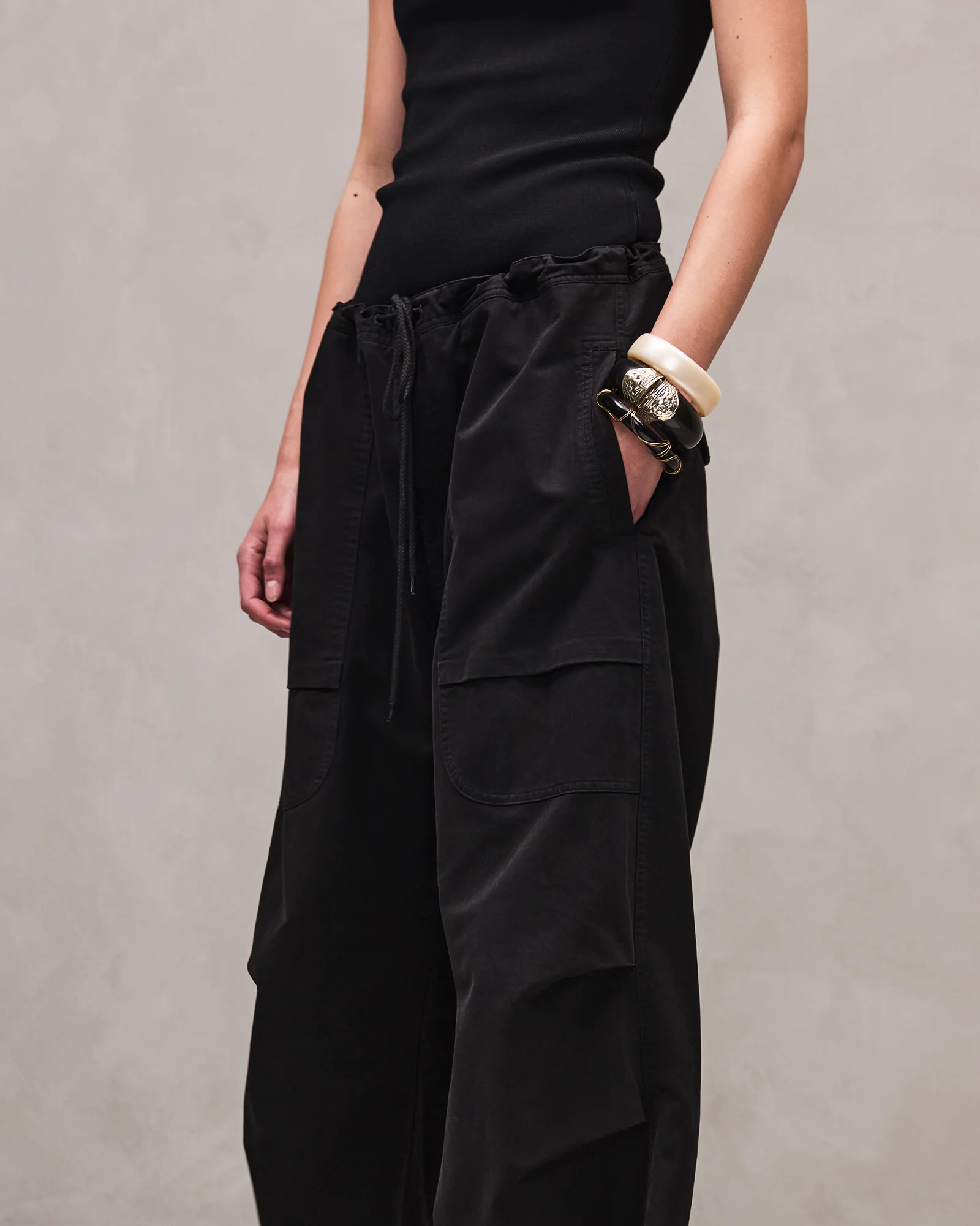 barren cargo black – entire studios