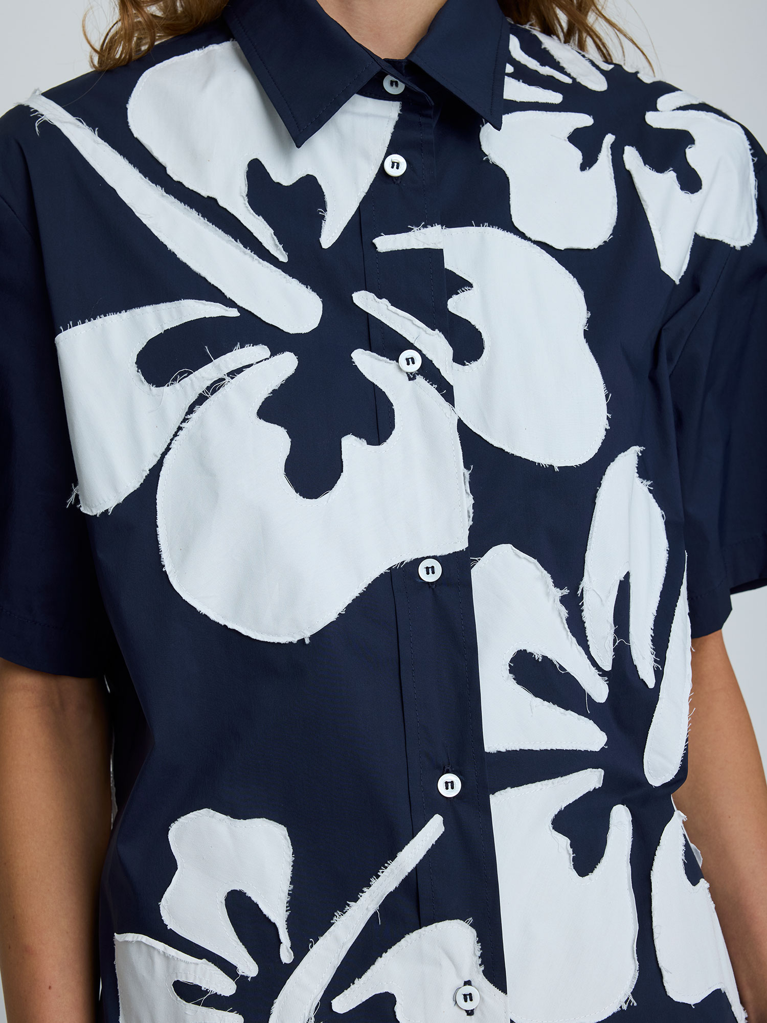 HIBISCUS APPLIQUE SHIRT | NAVY